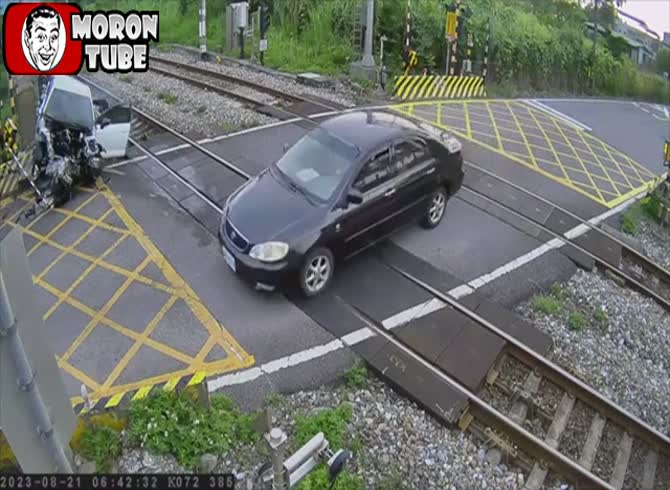 Video :A drunk motorist crashes with a train